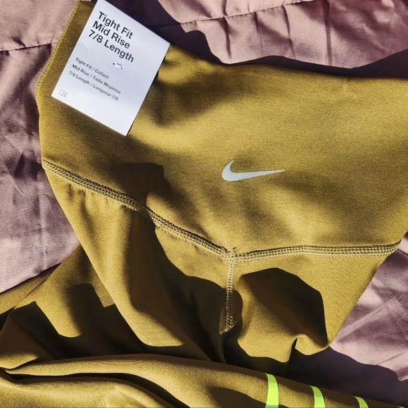 NWT Nike Mid Rise 7/8 Legging - Picture 4 of 4